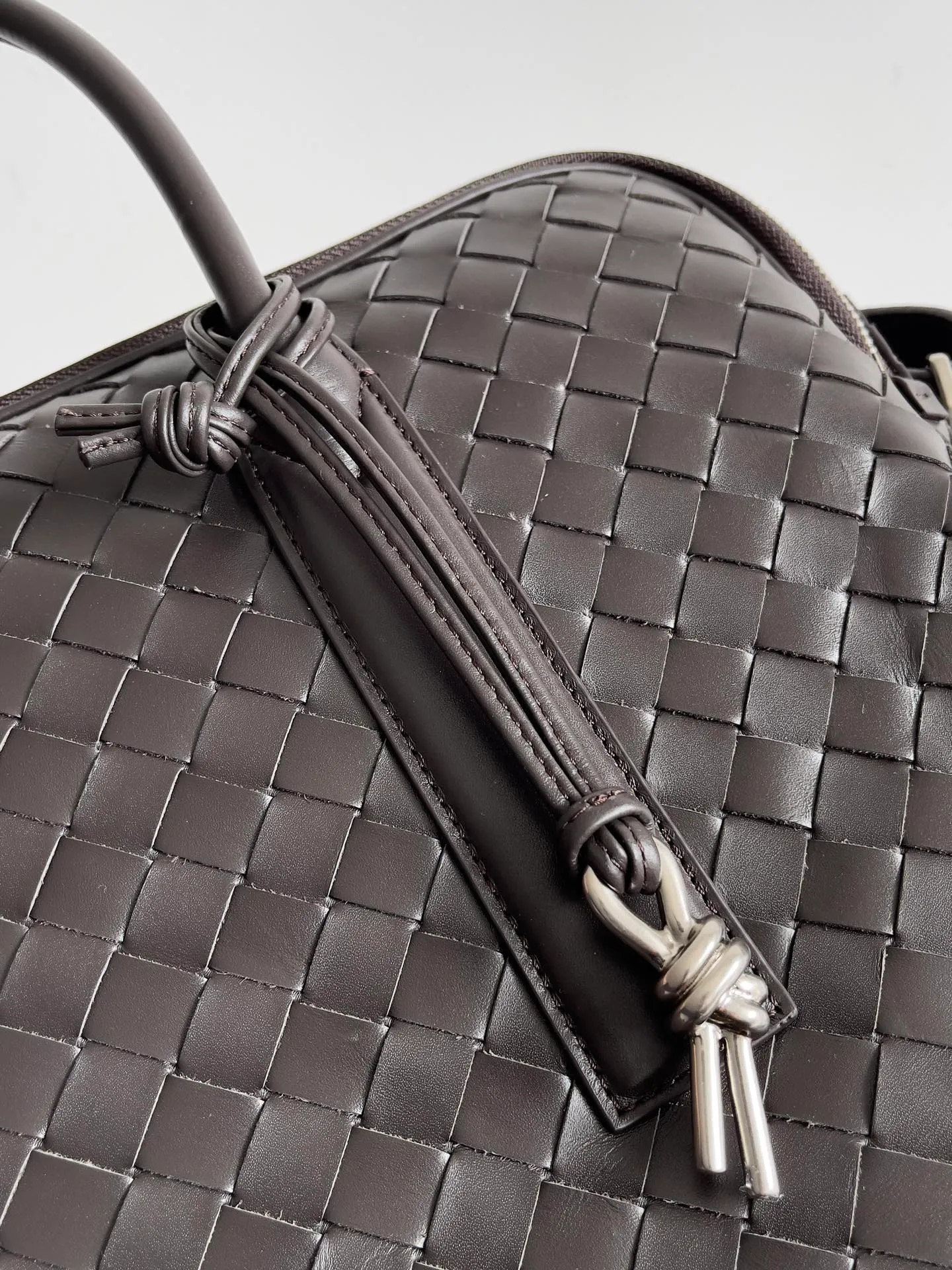 Batch 2720 Have you ever seen a briefcase that can be carried on your back? [Wit][Wit] BOTTEGA VENETA men's GETAWAY large briefcase. The practicality of being able to be carried on the back is indeed one of its major selling points. The design of the shoulder straps will not feel cumbersome even if worn for a long time. Whether it is a business meeting or daily diligence, you can do it with ease. Style number: 766361 Size: 39*28.5*8cm
